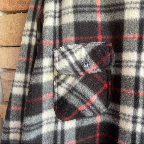 Renew black white red plaid full zip shacket Like new Me. Medium Like New - Picture 2 of 13